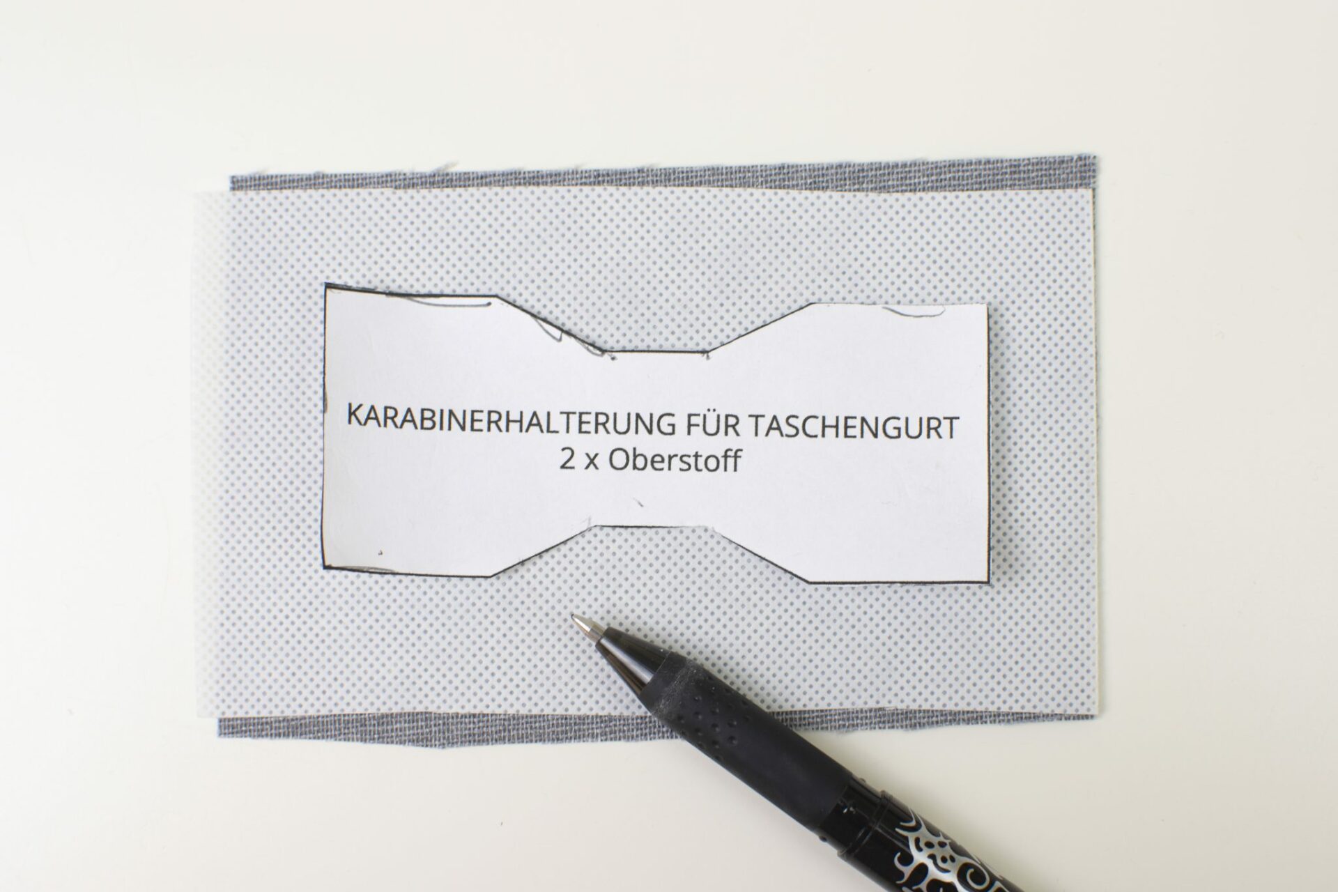 Gurtband-Einfassung mit Karabiner nähen – Anleitung kostenlos